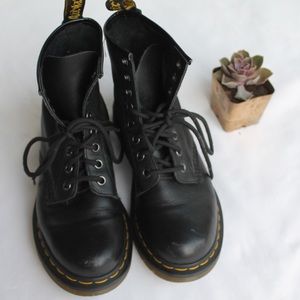 CLASSIC BLACK DR. MARTENS